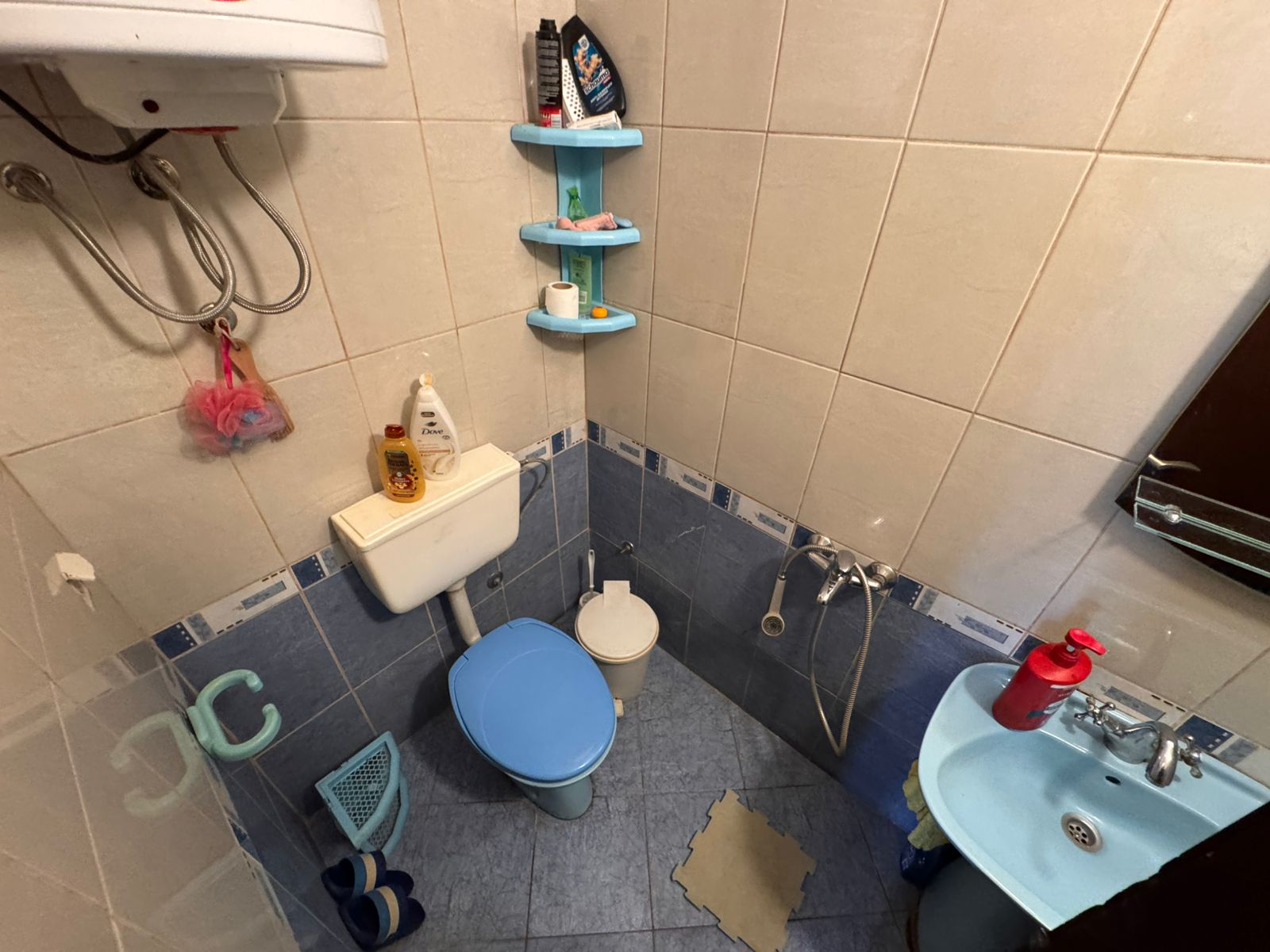 Modern bathroom in Ulcinj with sleek toilet and sink, ideal for investors. Discover premium homes on immobilien.ekosphere.me by ekosphere doo.