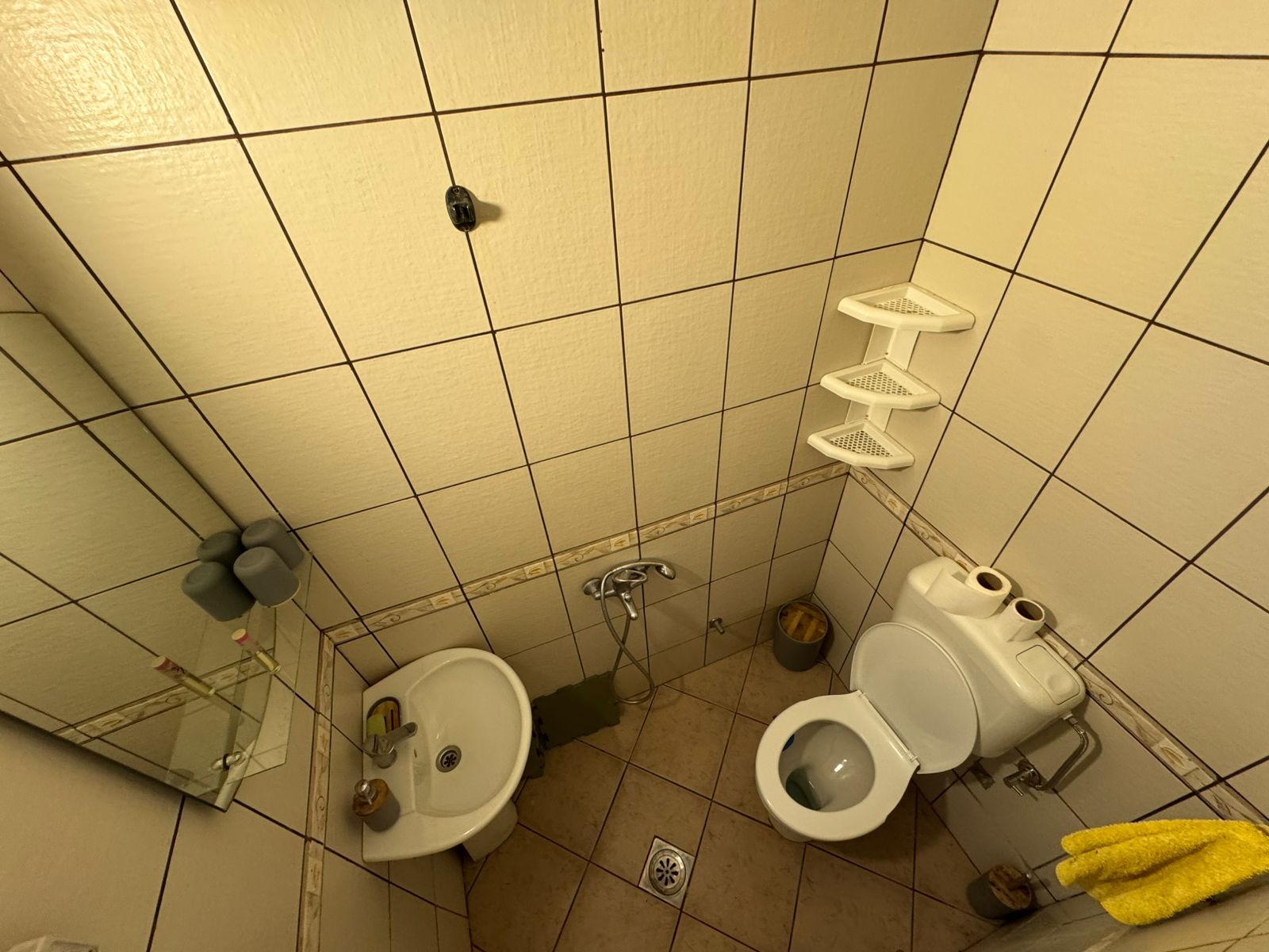 Modern tiled bathroom in Ulcinj, Montenegro with toilet, bidet, quality fixtures. Invest via immobilien.ekosphere.me by ekosphere doo.