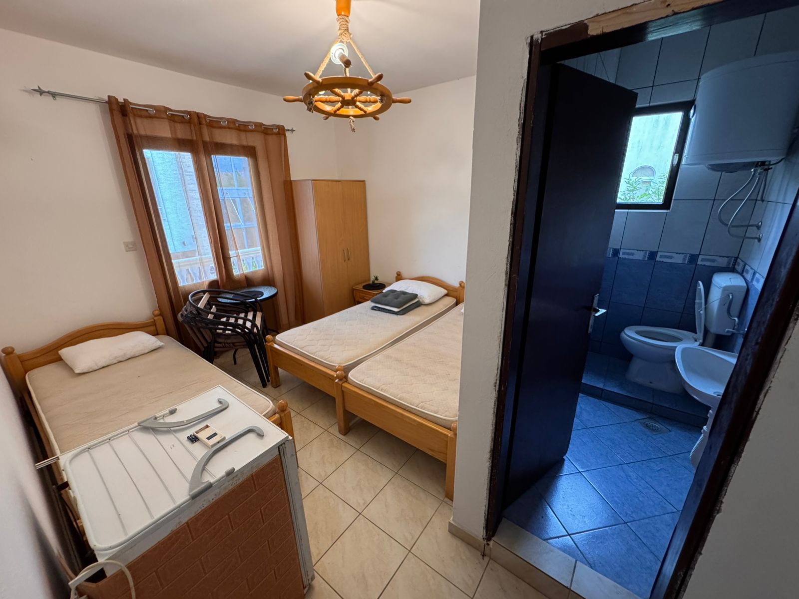 Bright hotel room in Ulcinj with 2 single beds, extra bed, wood furniture, private bath; prime investment via immobilien.ekosphere.me.