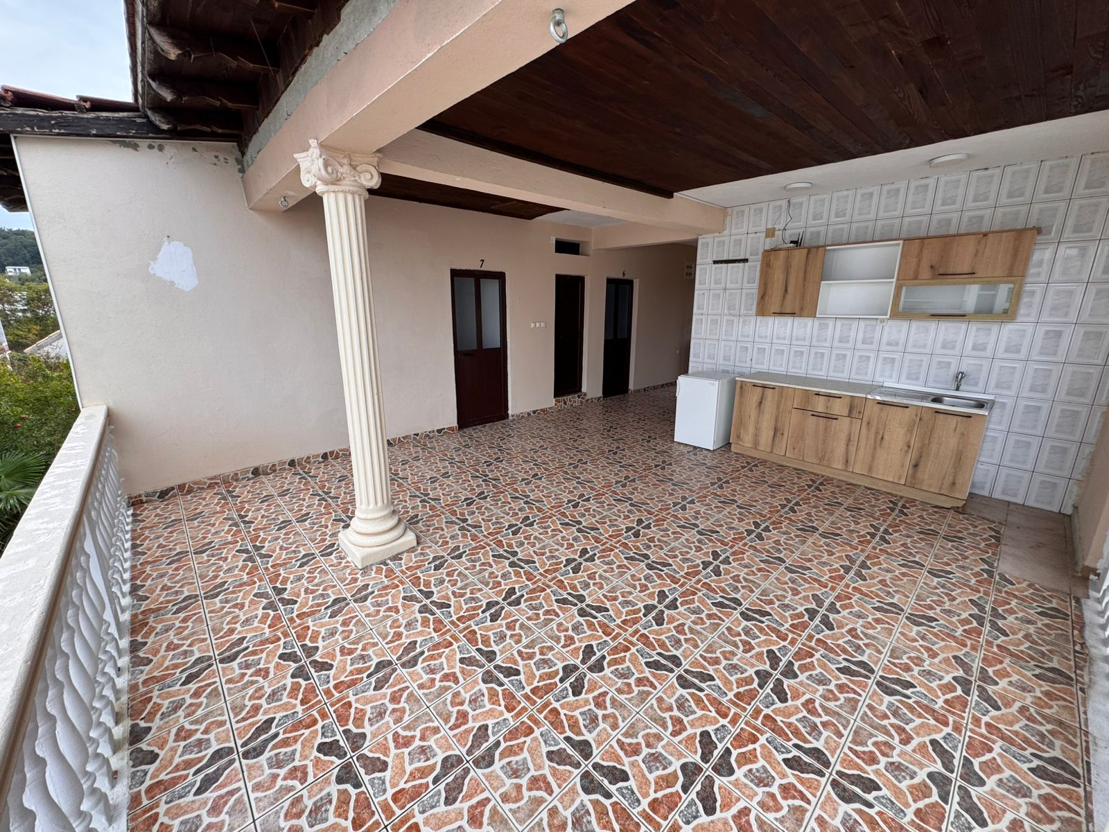 Stylish covered terrace in Ulcinj, Montenegro&mdash;patterned tiles, wooden ceiling, kitchenette. Prime investment via immobilien.ekosphere.me.