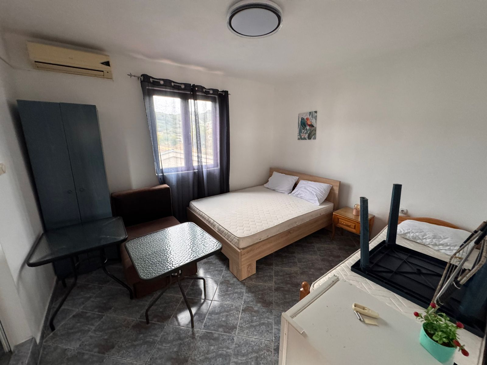 Bright Ulcinj bedroom with double and single beds, AC, wardrobe; investment-ready. Exclusive on immobilien.ekosphere.me by ekosphere doo.