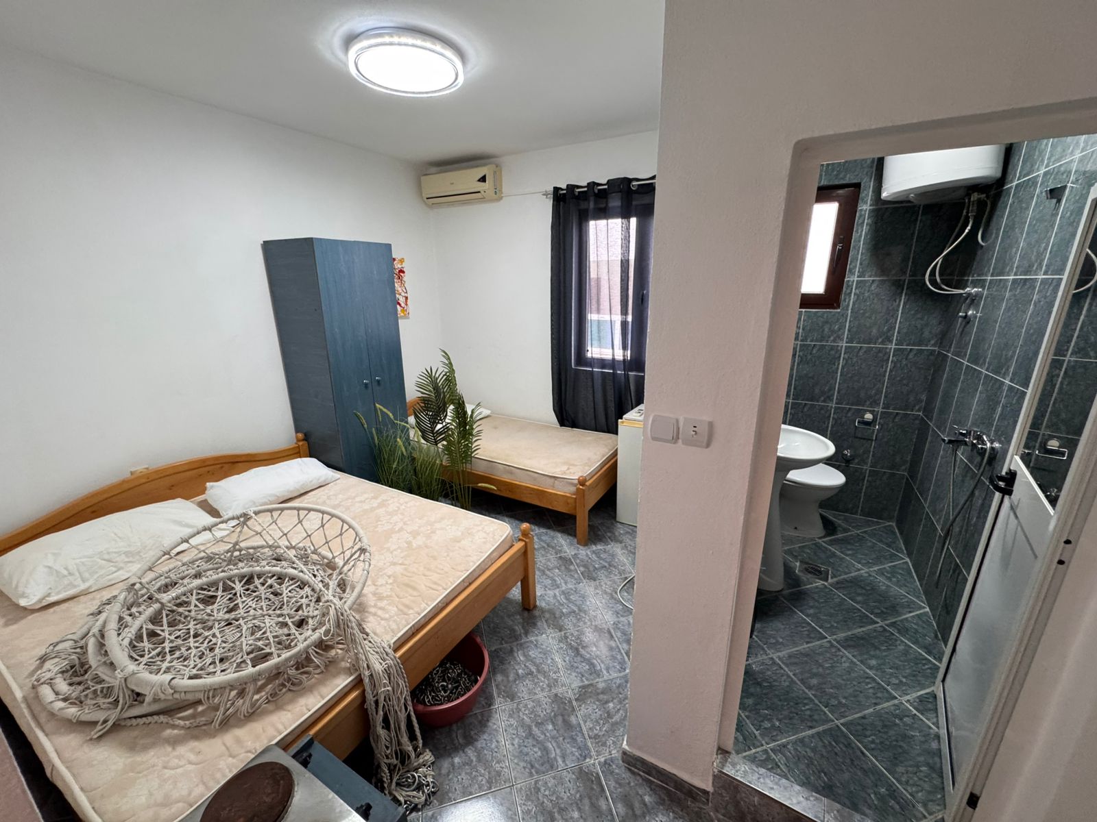 Charming Ulcinj bedroom: 2 beds, wardrobe, tiled floors, en suite bath. Great Montenegro investment via immobilien.ekosphere.me by ekosphere doo.