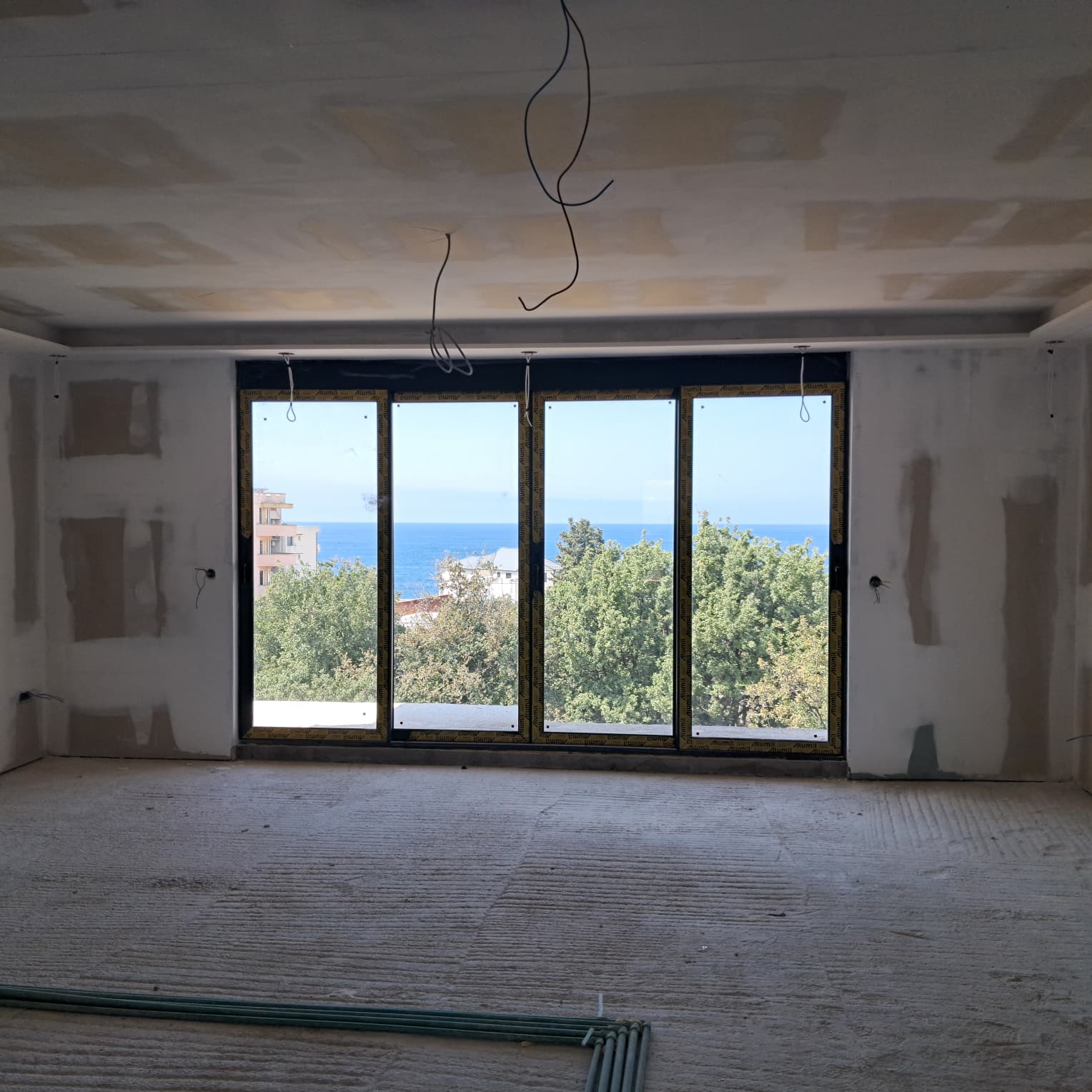 Investment opportunity in Ulcinj: unfinished room with panoramic floor-to-ceiling windows, sea views; exclusive at immobilien.ekosphere.me.