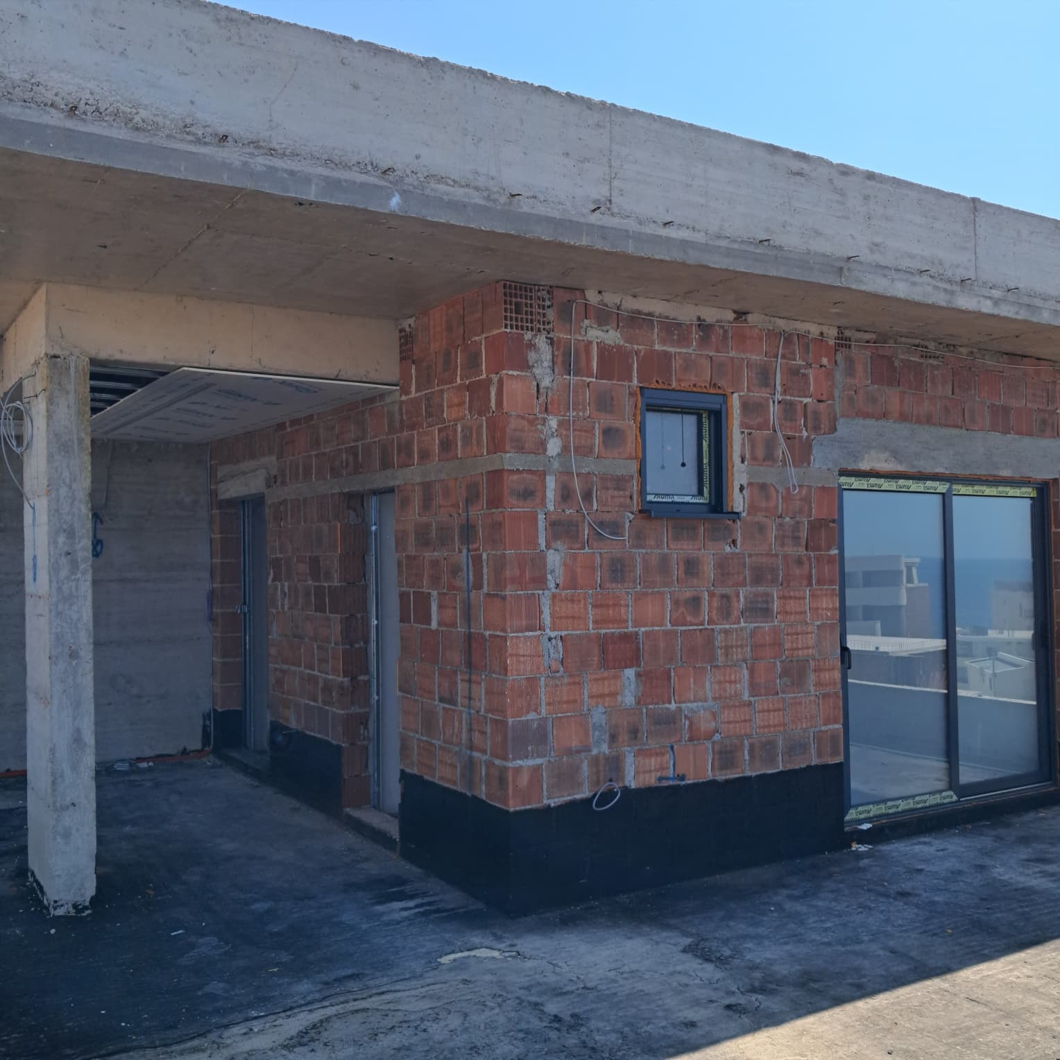 Investment opportunity in Ulcinj: sunlit, partially built property with exposed brickwork and open layouts. Listed by ekosphere doo.
