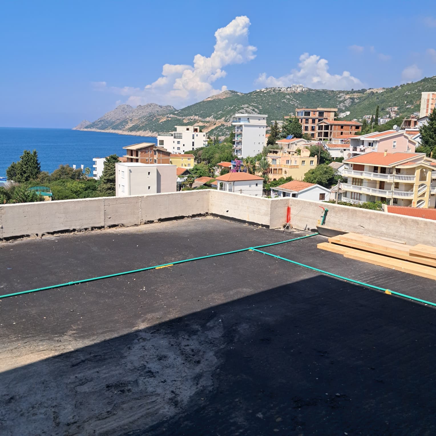 Prime Ulcinj investment: rooftop project with sea views, residential proximity, and hills. Exclusive on immobilien.ekosphere.me by ekosphere doo.