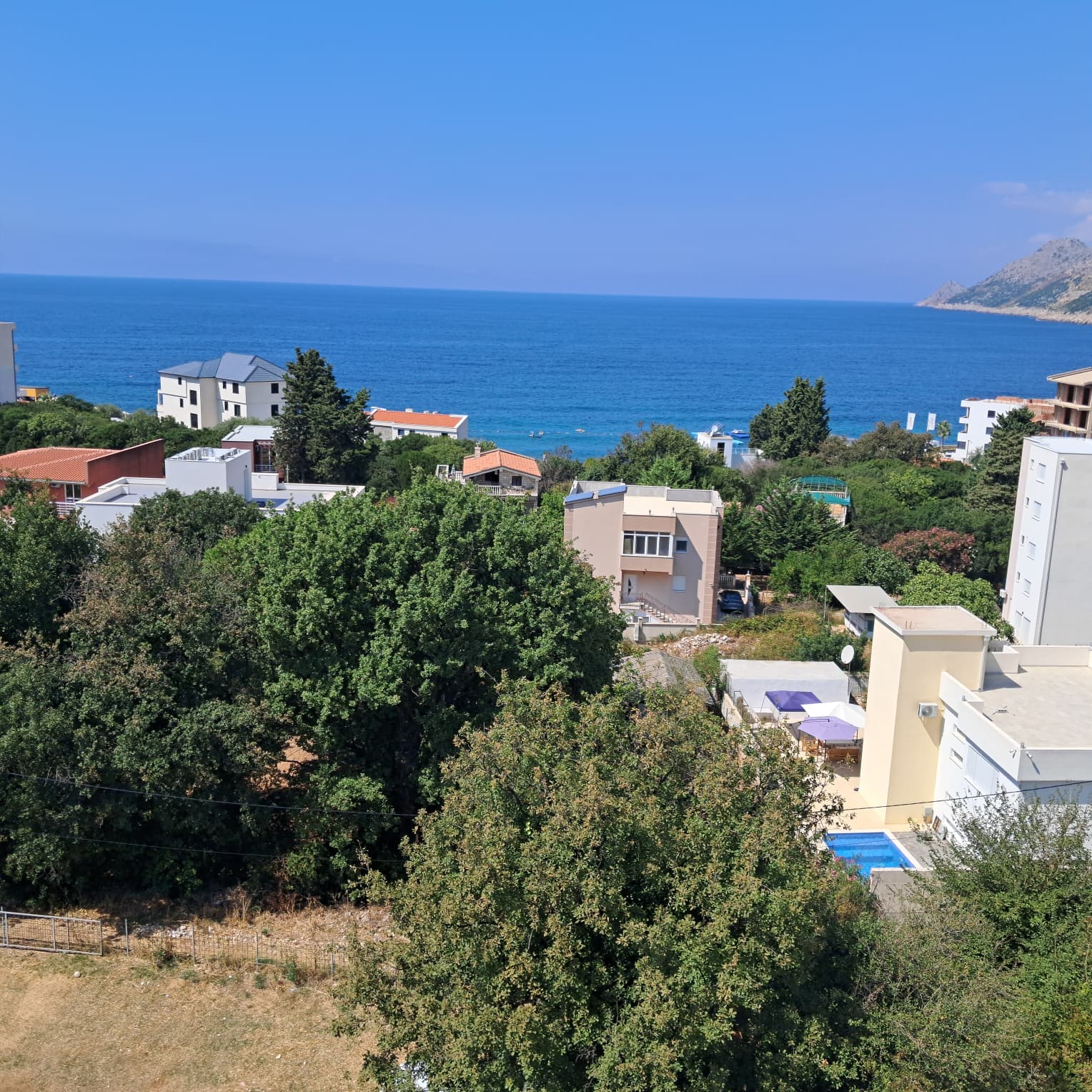 Exclusive Ulcinj homes nestled in greenery, stunning sea views, and mountain backdrop. Invest via immobilien.ekosphere.me by ekosphere doo.