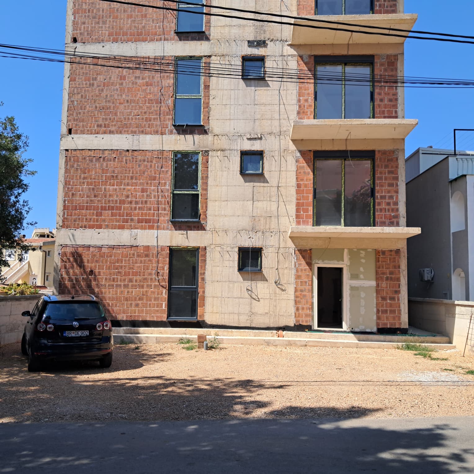 Prime investment opportunity in Ulcinj: unfinished 4-story brick apartment building with parking, listed on immobilien.ekosphere.me.