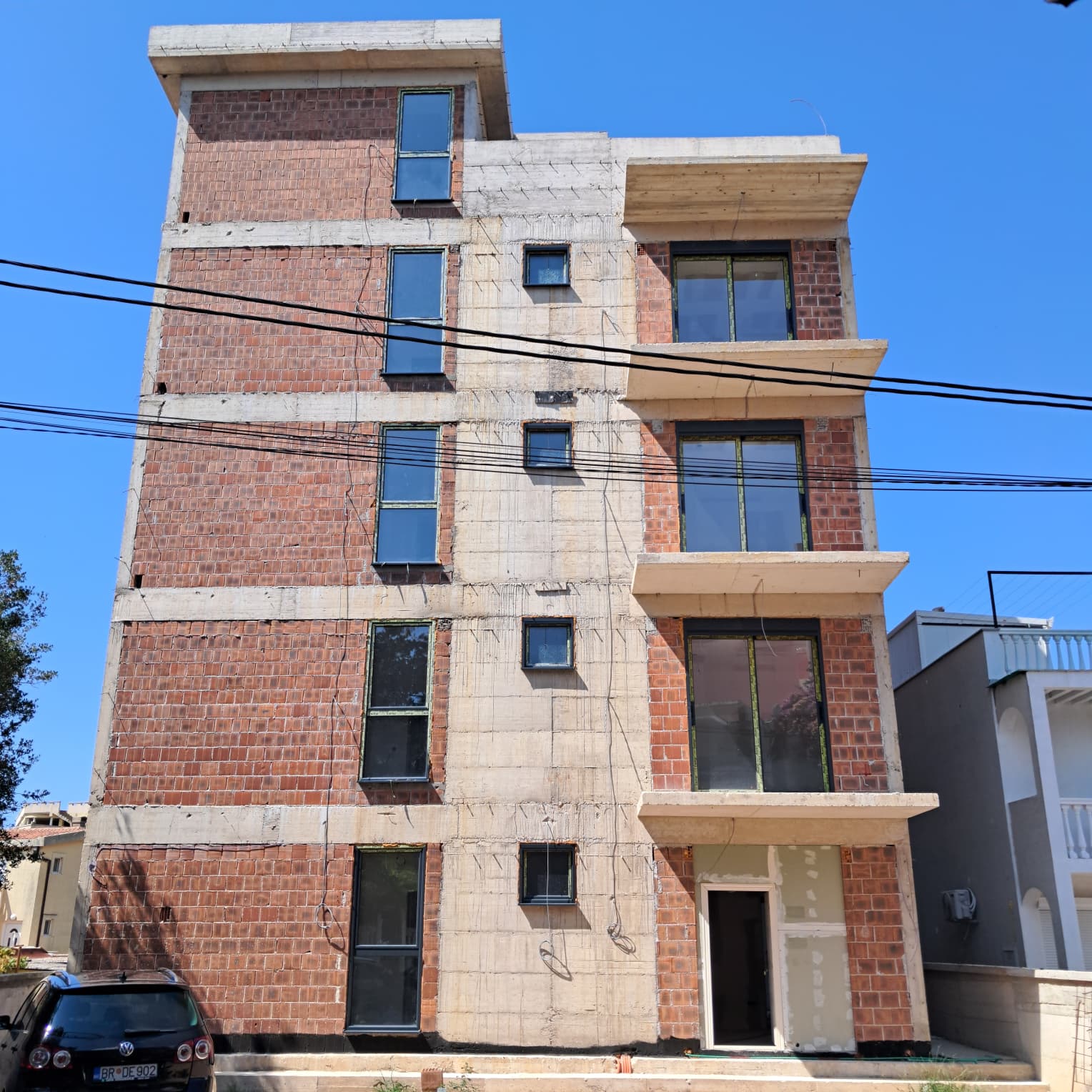 Prime investment in Ulcinj: four-story unfinished building beside a white house, great potential, listed by immobilien.ekosphere.me/Ekosphere doo.