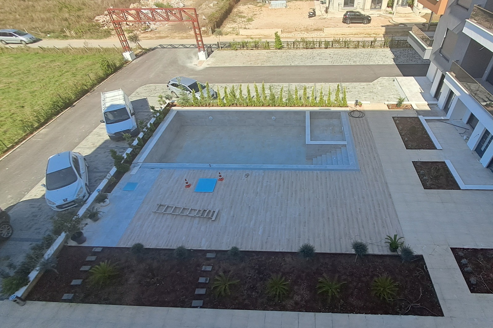 Spacious paved courtyard with rectangular pool, decorative greenery; excellent Ulcinj real estate from immobilien.ekosphere.me by ekosphere doo.