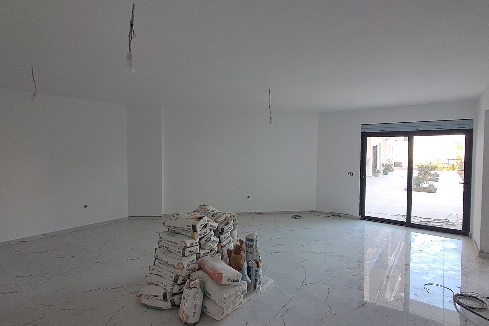 Bright, modern room in Ulcinj, Montenegro with marble floors and glass doors&mdash;prime investment on immobilien.ekosphere.me by ekosphere doo.