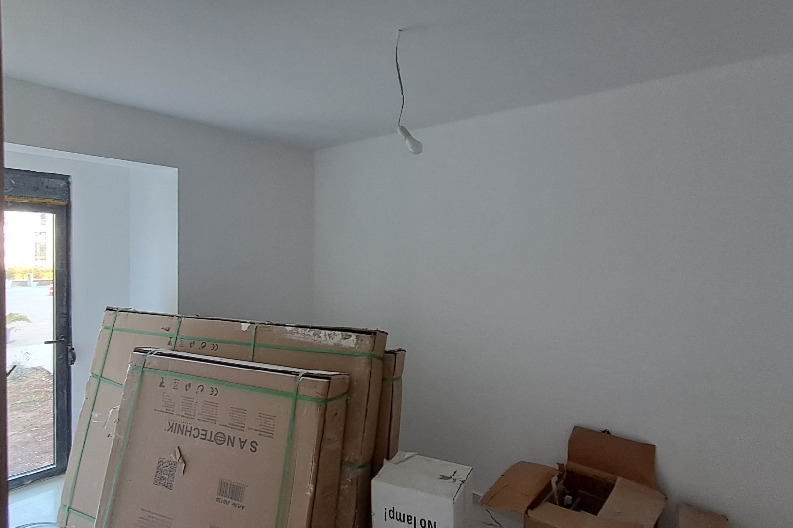 Bright Ulcinj room with white walls, natural light, large window; ideal for property investment. Exclusive at immobilien.ekosphere.me by ekosphere doo.